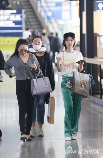 李菲儿白色半袖搭配绿色阔腿裤现身机场|李菲