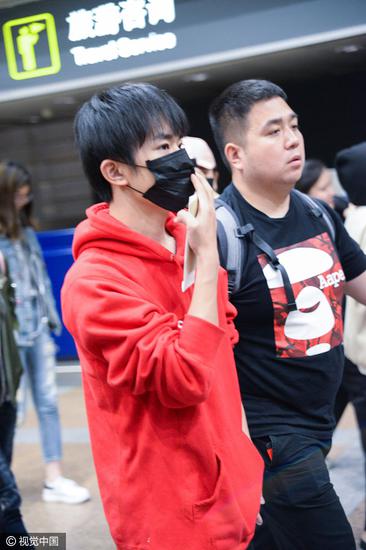 易烊千玺穿红色卫衣街拍 背粉丝簇拥人气高|易