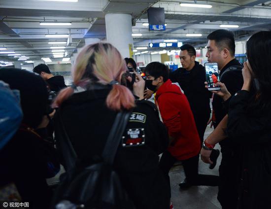 易烊千玺穿红色卫衣街拍 背粉丝簇拥人气高|易