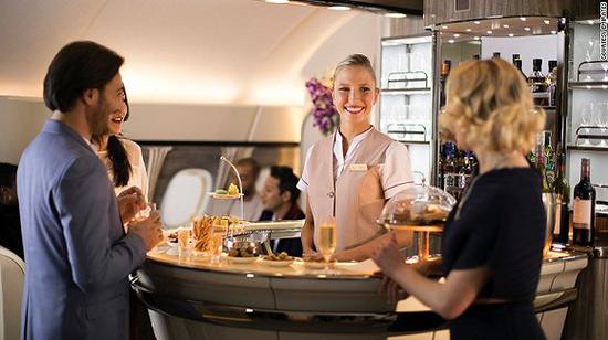 航空中的酒吧，拱形吧台上提供各种酒水饮料