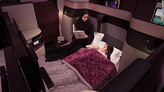 卡塔尔全新Qsuit商务舱的双人床，还可以拉上面板变身单人床