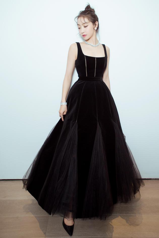 宋茜纯黑色连衣裙完美亮相 优雅独特