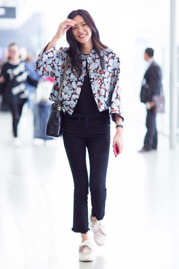 行走的衣架!刘雯印花夹克机场上演T台秀|刘雯