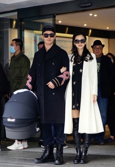 就连今年一月baby产后出院,都身着Dior秋冬系列白色大衣