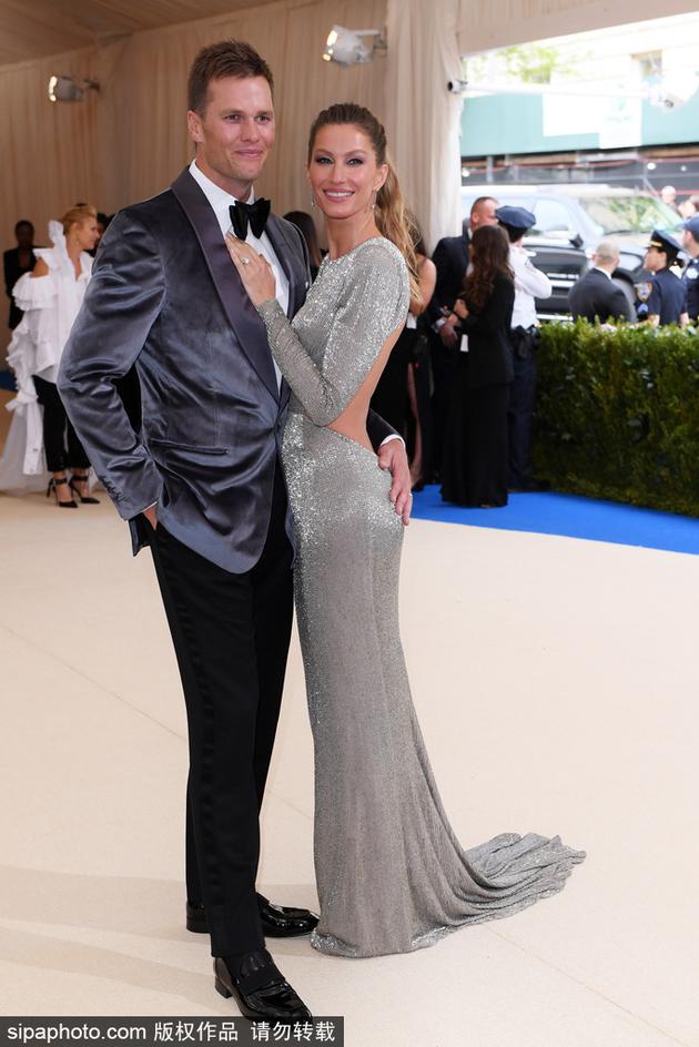 吉赛尔-邦辰鱼尾裙极致性感 MetGala红毯拥吻秀恩爱