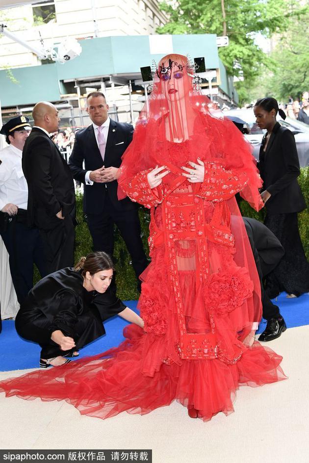 水果姐红纱遮面亮相MetGala 板寸造型秒杀全场