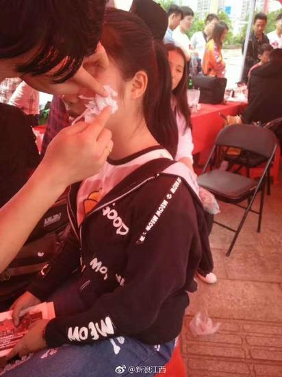 南昌一商场举办活动，给参与者化妆（图片来源：@新浪江西 新浪微博）