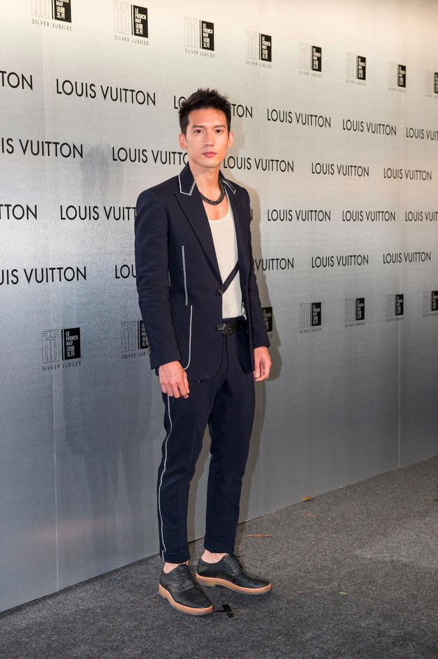 关智斌出席品牌时尚活动 大秀身材帅气吸