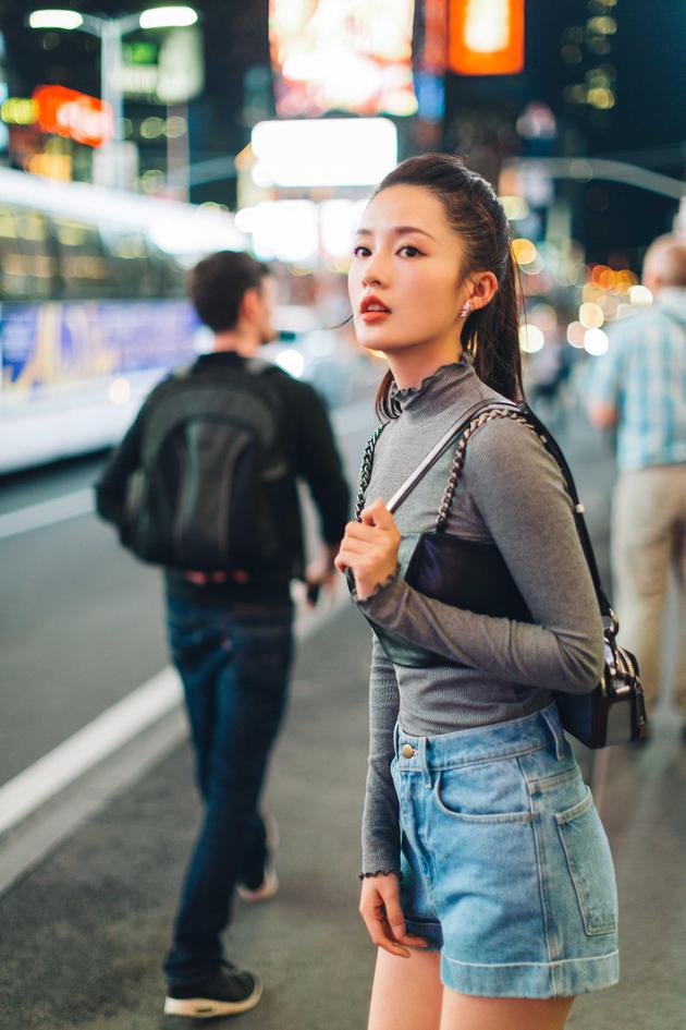 李沁夜幕亮相街头 造型俏皮小秀美腿