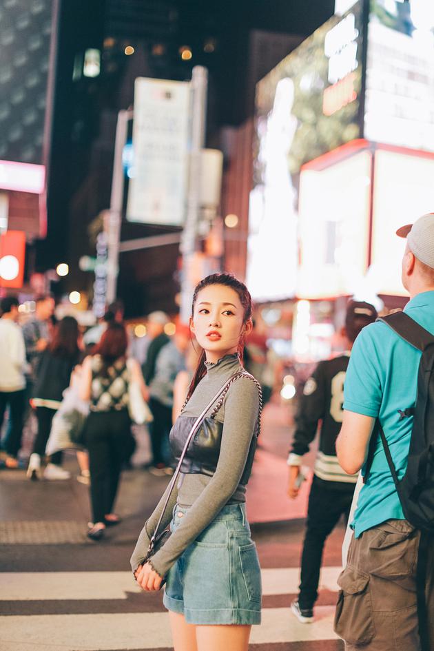 李沁夜幕亮相街头 造型俏皮小秀美腿