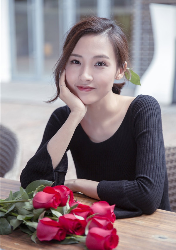 郑罗茜捧花妩媚天鹅颈吸睛|郑罗茜|天鹅颈|颈部保养_新浪时尚_新浪网