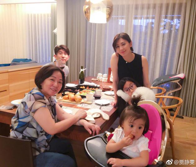 贾静雯晒合影感恩家人 咘咘搞怪神情可爱抢镜