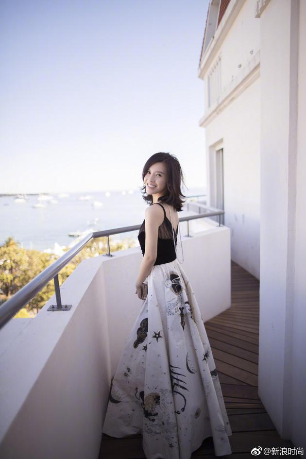 杨子姗穿深V礼服表态戛纳