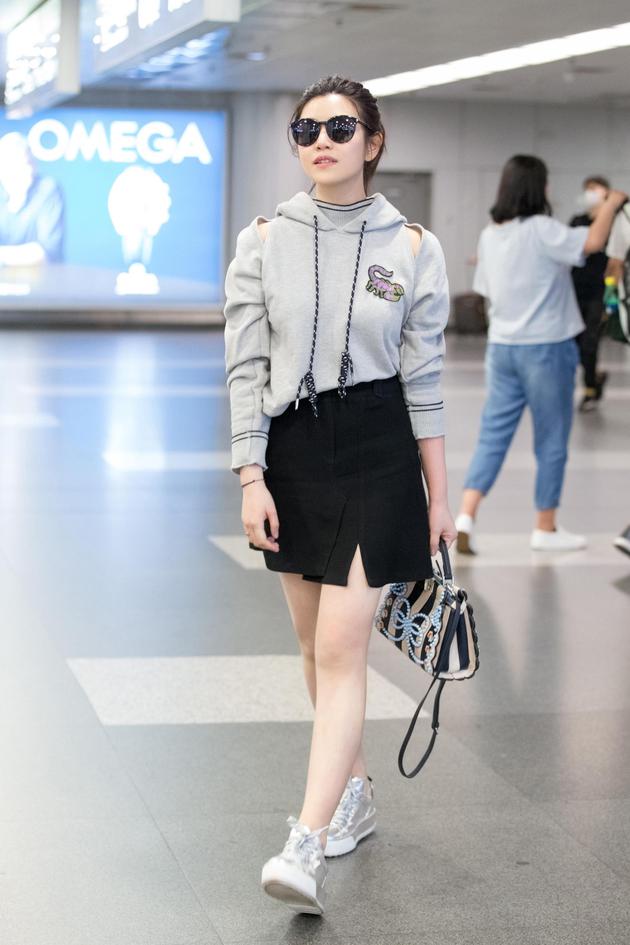 陈妍希开叉短裙秀美腿机场怒刷存在感