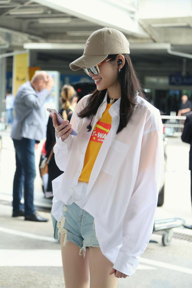 超模奚梦瑶表态戛纳片子节 机场上演美腿杀