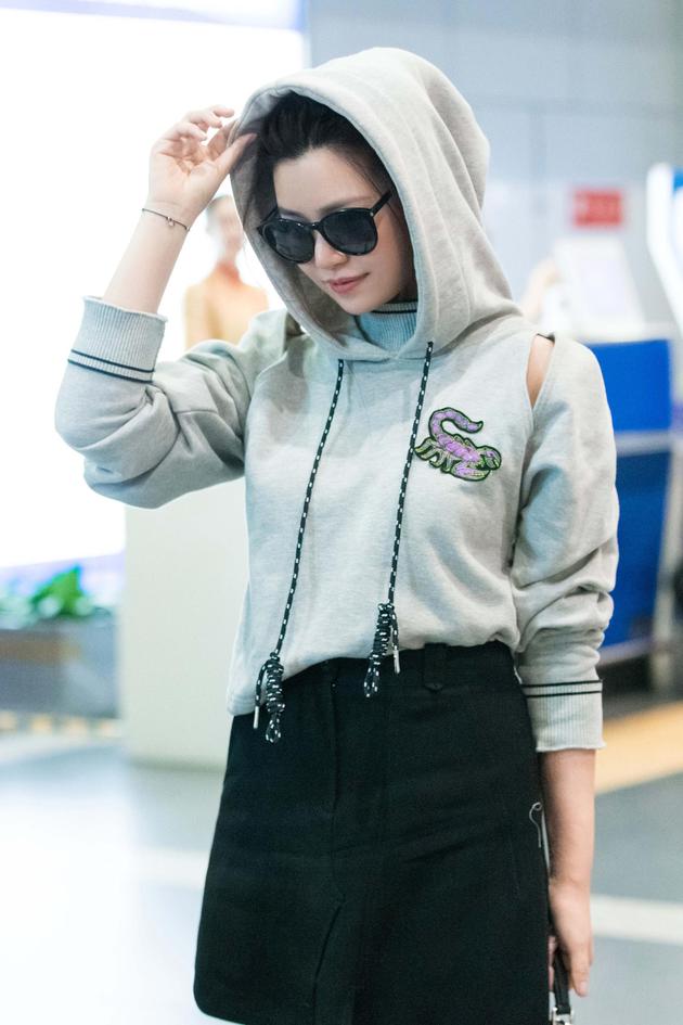 陈妍希开叉短裙秀美腿机场怒刷存在感