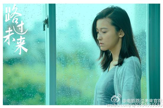 憔悴又消瘦的样子,脸颊上都