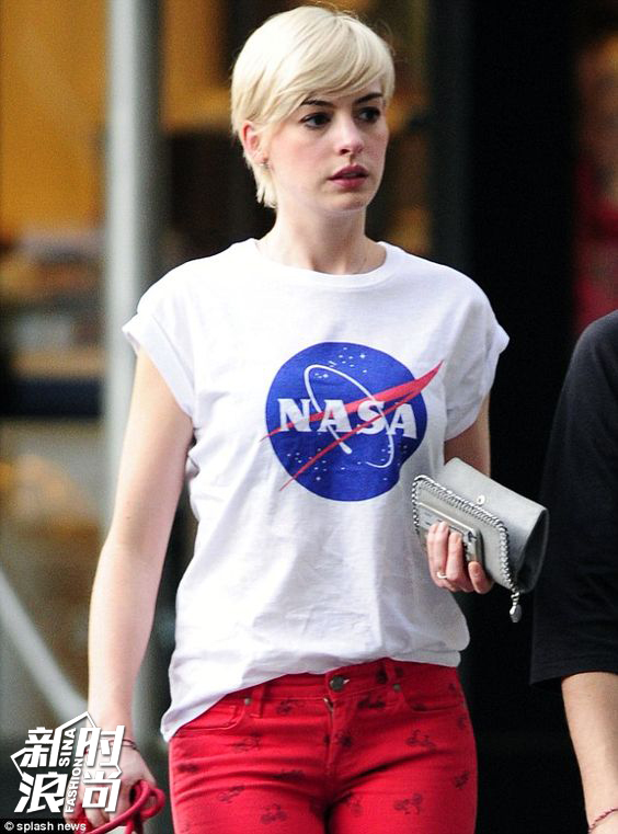 安妮海瑟薇穿NASA复古T恤