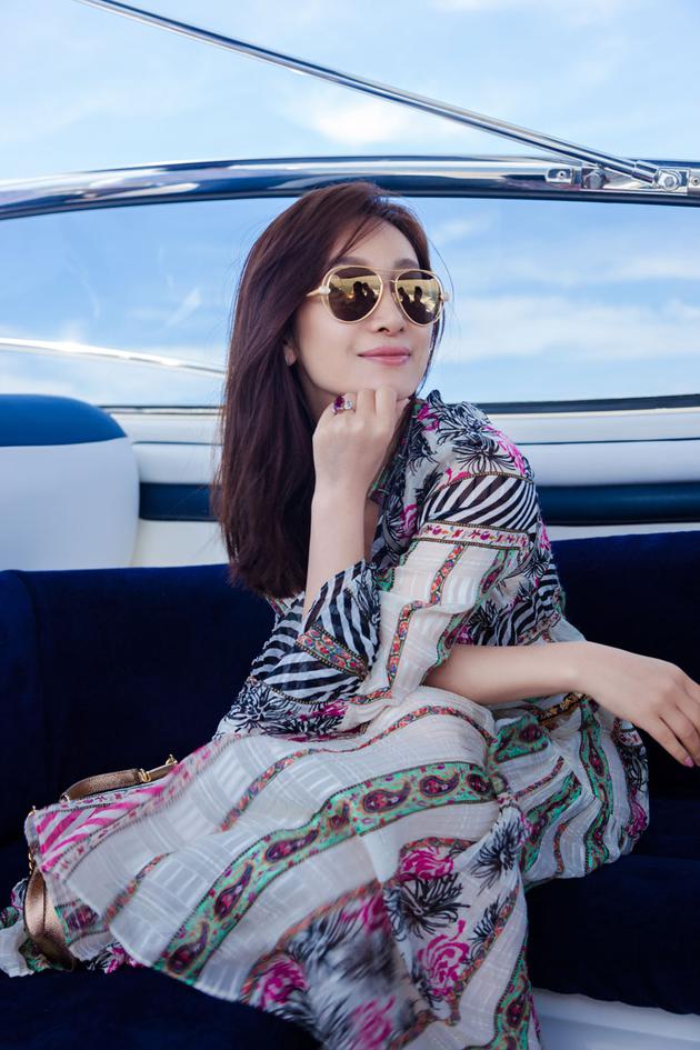 秦海璐徜徉戛纳街头&nbsp;