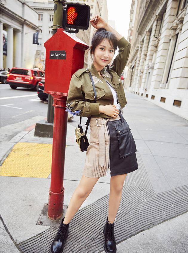 杨紫率性街拍曝光 时髦小妞玩转色彩