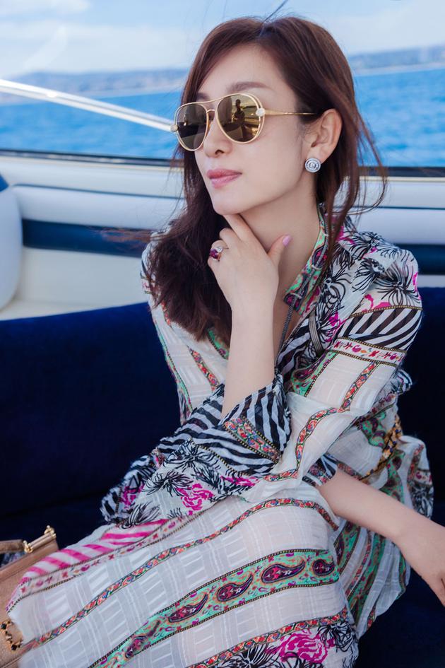 秦海璐徜徉戛纳街头&nbsp;