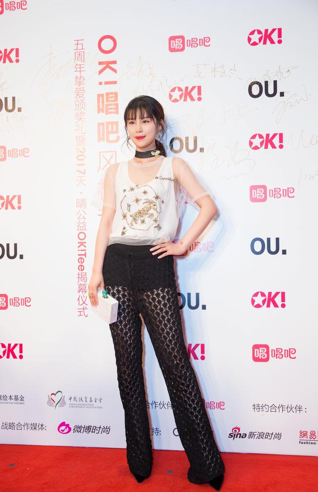 韩丹彤秀长腿