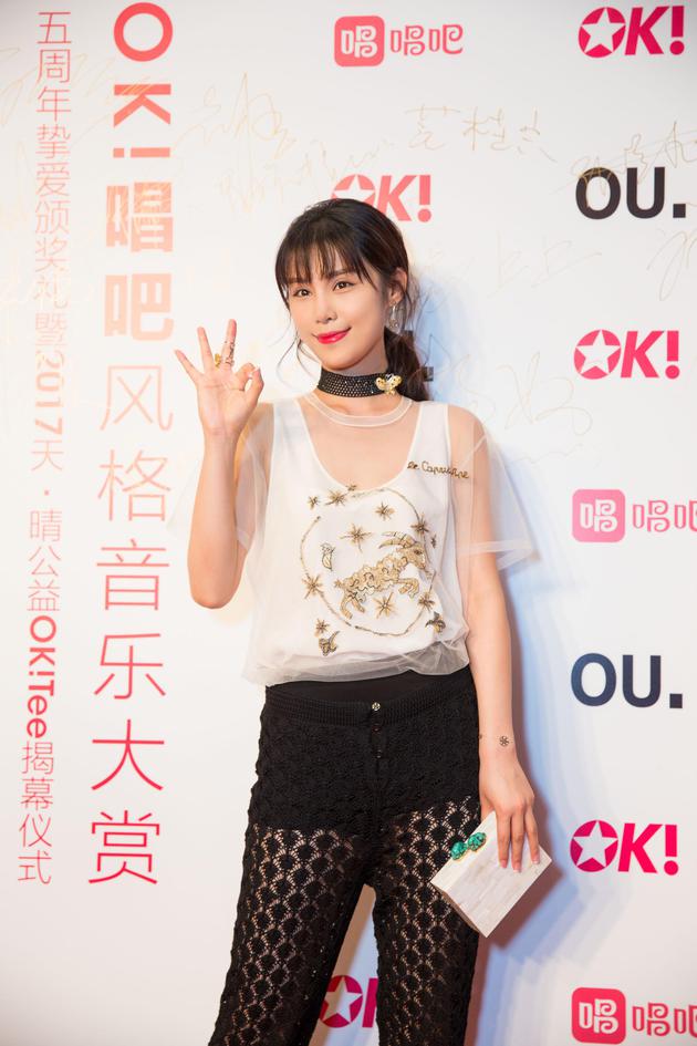 韩丹彤妆容精细