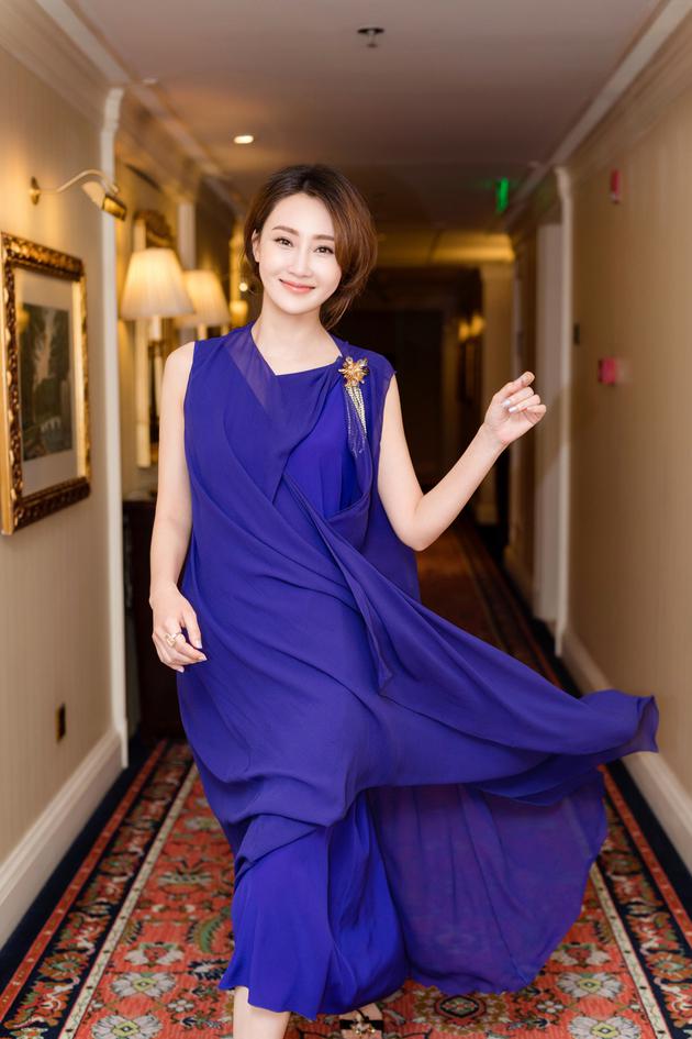 林鹏披发俏皮小性感