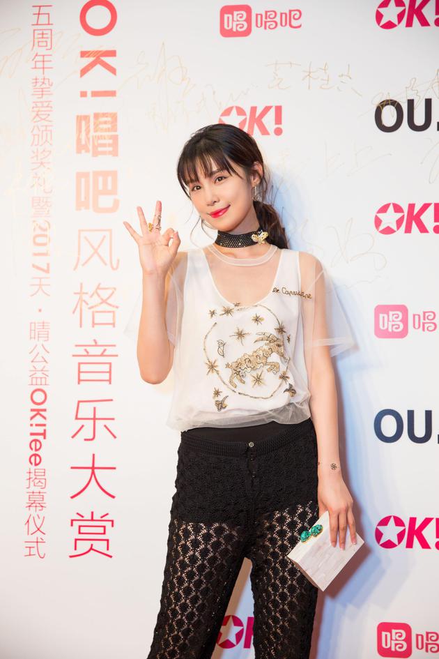 韩丹彤身着Dior套装