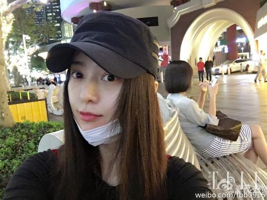 无滤镜版素颜自拍┞氛,戴上鸭舌帽活力减龄。