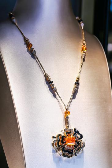 宝格丽意大利花园高级珠宝系列玫瑰金项链，项坠可拆卸为胸针