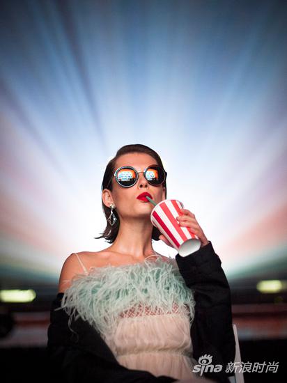 超模电影院演绎复古风情墨镜大片