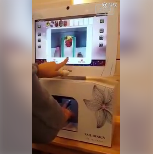 把手指伸进机械,然后选择图案