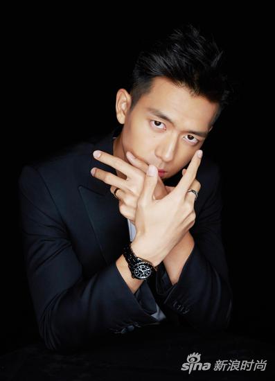 李现出席时尚活动 黑白双色释放英俊魅力