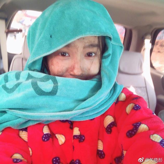 关晓彤村姑造型应援高考 灰头土脸无包袱