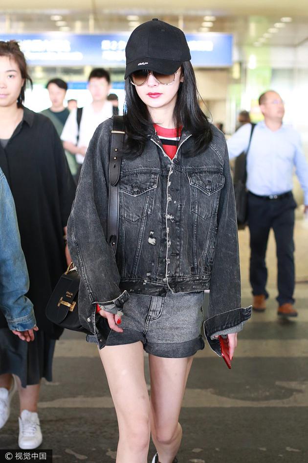 杨幂牛仔热裤秀美腿 一身秀腿搭配现身机场 服饰潮流 图9