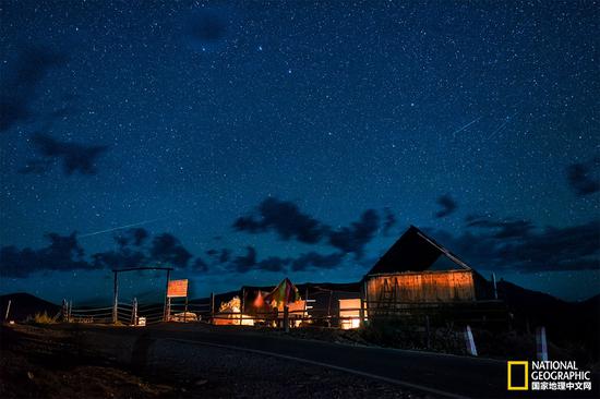 白哈巴夜空中的流星