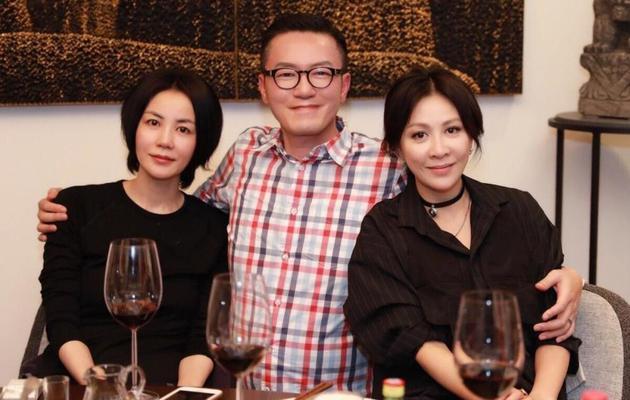 王菲刘嘉玲喝酒聚会 两大年夜河汉都爱神秘黑色装