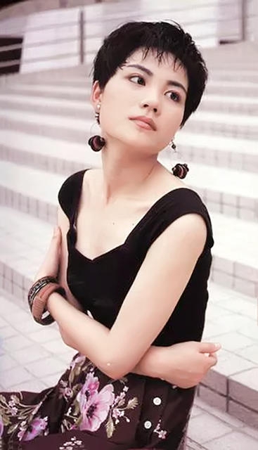王菲青涩照曝光 低胸T恤搭配印花裙大年夜秀好身材