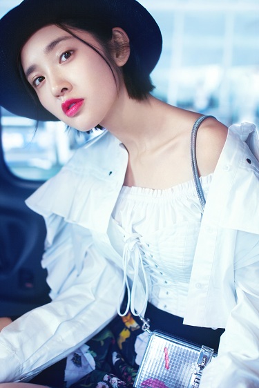 唐艺昕机场街拍演绎荷叶边的复古穿法