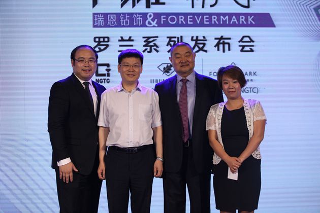 国家珠宝玉石质量监督检验中心NGTC副主任梁振杰先生(左二),瑞恩钻饰总经理薛雷先生(右二),FOREVERMARK永恒印记大中华区全国销售总监应豪先生(左一),瑞恩钻饰客户代表(右一)共同启动瑞恩钻饰&FOREVERMARK罗兰系列新品3