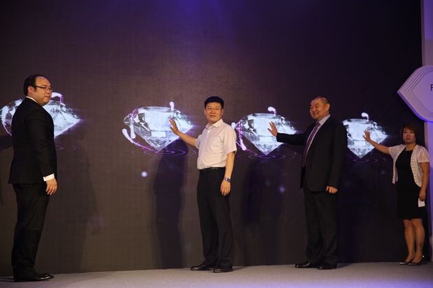 国家珠宝玉石质量监督检验中心NGTC副主任梁振杰先生(左二),瑞恩钻饰总经理薛雷先生(右二),FOREVERMARK永恒印记大中华区全国销售总监应豪先生(左一),瑞恩钻饰客户代表(右一)共同启动瑞恩钻饰&FOREVERMARK罗兰系列新品