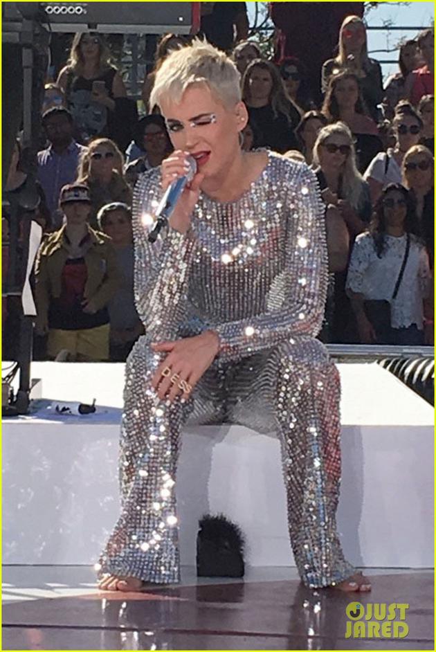 katy-perry-wraps-up-live-stream-with-dazzling-la-concert-03