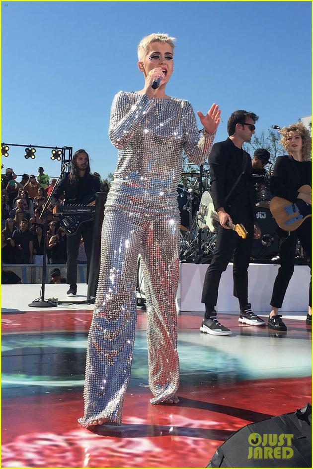 katy-perry-wraps-up-live-stream-with-dazzling-la-concert-09