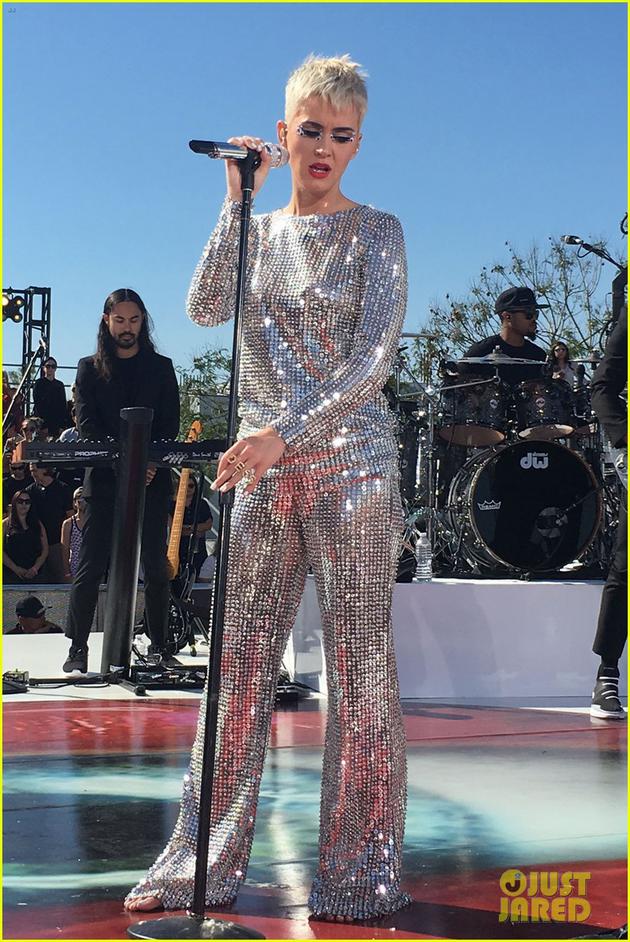 katy-perry-wraps-up-live-stream-with-dazzling-la-concert-01