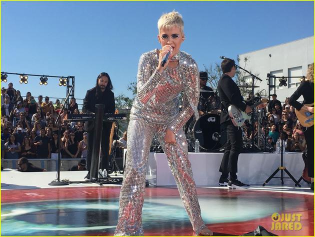 katy-perry-wraps-up-live-stream-with-dazzling-la-concert-05