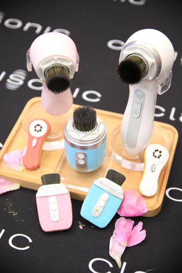 全新“底妆神器”「科莱丽魔力声波美妆刷Clarisonic Sonic Foundation Brush」