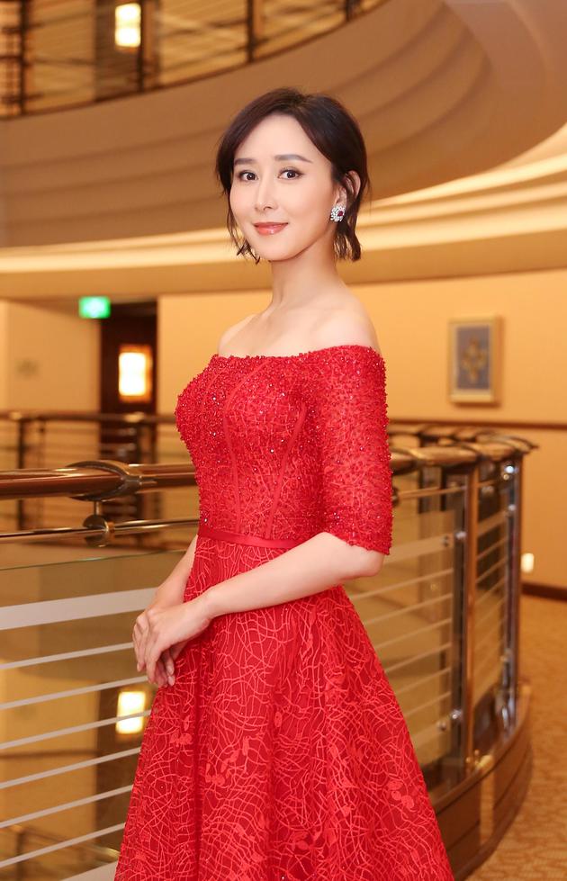 胡静身着大红色蕾丝礼服亮相第23届上海电视节