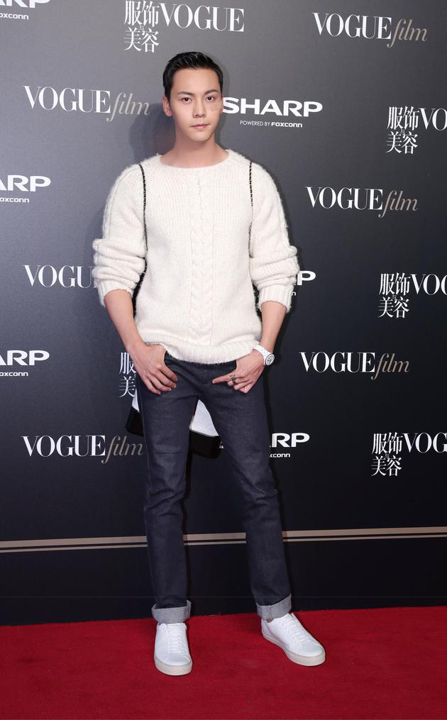 陈伟霆现身在上海举行的Vogue Film首映派对红毯