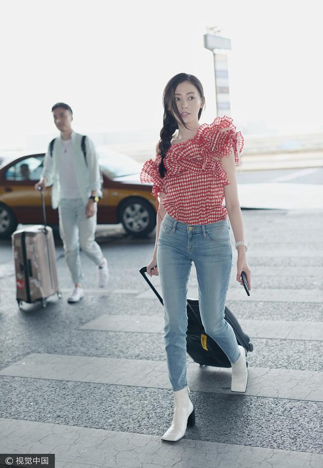 张天爱穿荷叶边上衣小露香肩美背